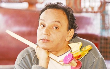 O ator Cacá Carvalho caracterizado como o personagem Jamanta da novela Torre de Babel (1998), da Globo