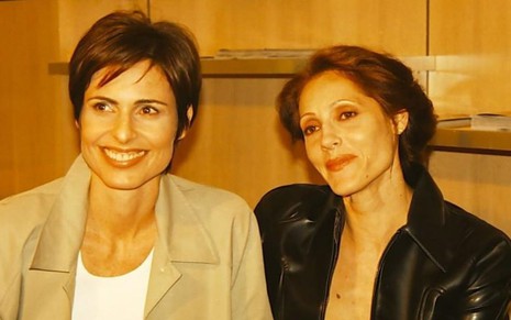 As atrizes Sílvia Pfeifer e Christiane Torloni como as personagens Leila Sampaio e Rafaela Katz, respectivamente, da novela Torre de Babel, da Globo
