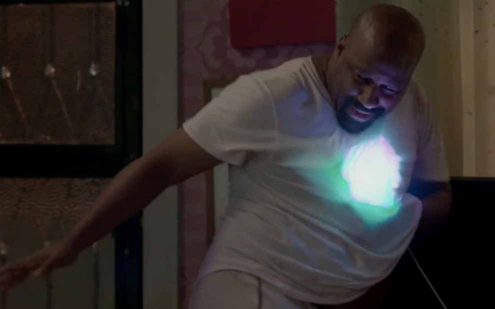 O personagem Florisval (Ailton Graça) dança com luzes de LED dentro da camiseta em cena da novela Totalmente Demais, da Globo