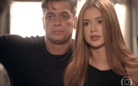 O ator Fabio Assunção, com blusa escura, grava cena com Marina Ruy Barbosa na novela Totalmente Demais, da TV Globo