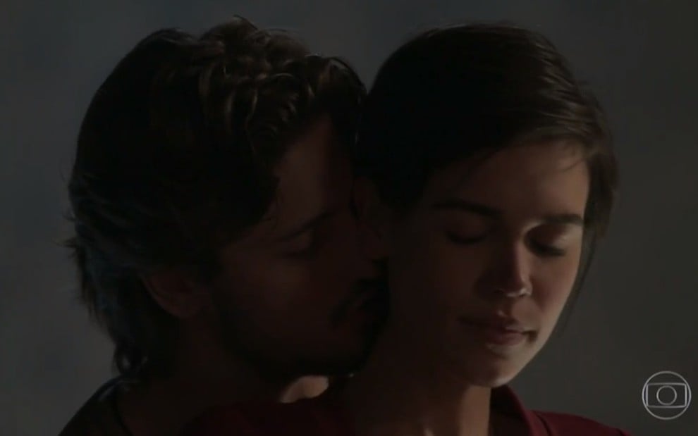 A atriz Carla Salle e o ator Daniel Rocha, em cena de romance, com ele beijando a nuca dela, como os personagens Leila e Rafael em Totalmente Demais