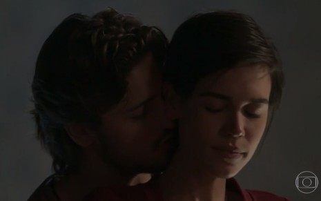 A atriz Carla Salle e o ator Daniel Rocha, em cena de romance, com ele beijando a nuca dela, como os personagens Leila e Rafael em Totalmente Demais