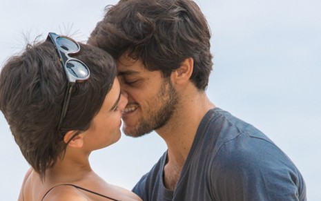 A atriz Carla Salle beija Felipe Simas em cena da novela Totalmente Demais em que ela está caracterizada como Leila, e ele como Jonatas