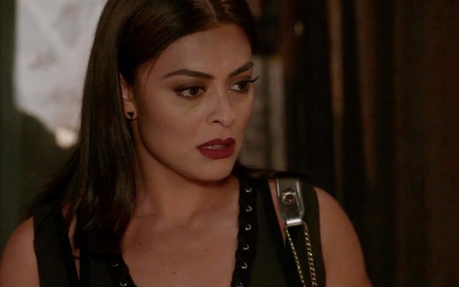 A atriz Juliana Paes faz um olhar de quem tomou um susto em gravação da novela Totalmente Demais, da Globo