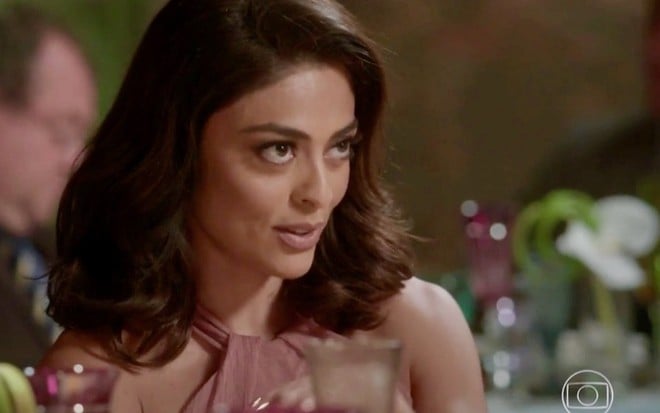 A atriz Juliana Paes faz uma cara de quem acha que vai triunfar em cena da novela Totalmente Demais, da Globo