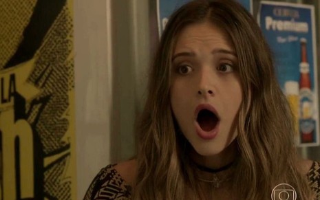 A atriz Juliana Paiva faz uma expressão de espanto com a boca aberta em cena da novela Totalmente Demais