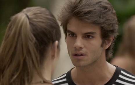 O ator Daniel Blanco olha para Juliana Paiva, de costas, caracterizado como Fabinho em cena de Totalmente Demais
