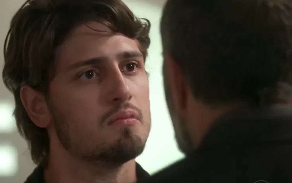 Rafael (Daniel Rocha) encara Germano (Humberto Martins) em cena de Totalmente Demais