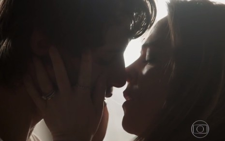 Rafael (Daniel Rocha) e Lili (Vivianne Pasmanter) se beijam em cena de Totalmente Demais