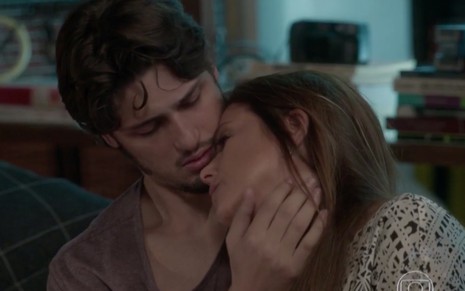 Daniel Rocha, caracterizado como Daniel, consola Vivianne Pasmanter, a Lili, que está deitada em seu ombro direito em cena de Totalmente Demais