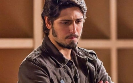 O ator Daniel Rocha, com expressão preocupada, em cena como Rafael na novela Totalmente Demais