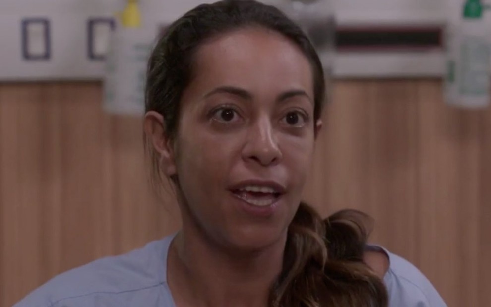 Samantha Schmütz caracterizada como Dorinha em Totalmente Demais; personagem usa avental de hospital e está de cabelo preso