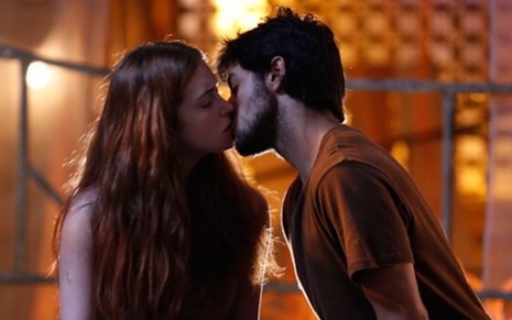 Os atores Marina Ruy Barbosa e Felipe Simas em cena de beijo dos personagens Eliza e Jonatas, de Totalmente Demais