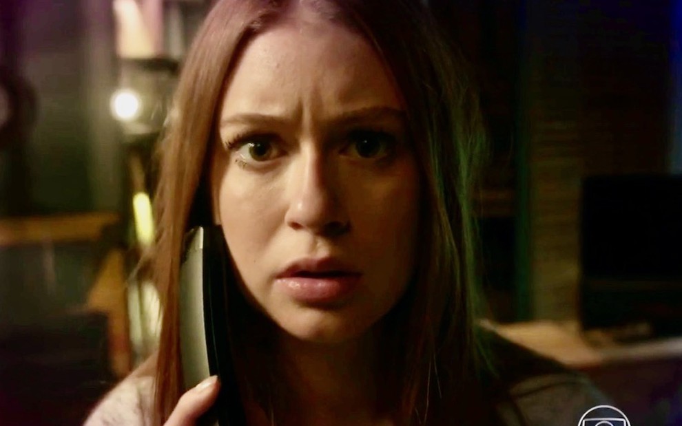A atriz Marina Ruy Barbosa caracterizada como a personagem Eliza em cena da novela Totalmente Demais