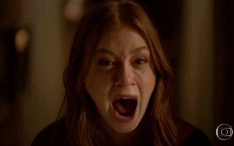 A atriz Marina Ruy Barbosa grita com a boca bem aberta em cena de desespero de Eliza em Totalmente Demais