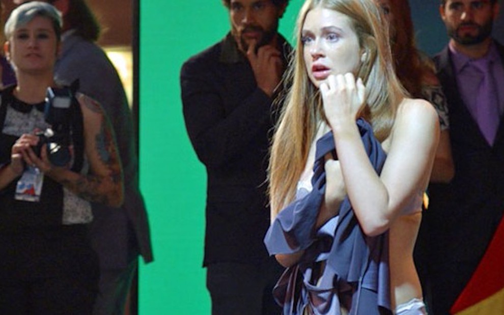 A atriz Marina Ruy Barbosa faz cara de choro e tenta cobrir o corpo em cena da novela Totalmente Demais, da Globo