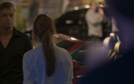 Arthur (Fabio Assunção) com cara triste diante de Eliza (Marina Ruy Barbosa) em cena noturna externa