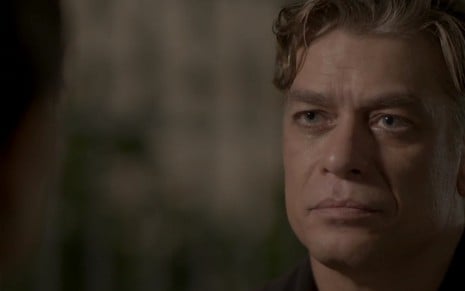Arthur (Fabio Assunção) com expressão séria em cena de Totalmente Demais