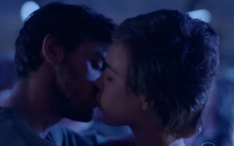 Jonatas (Felipe Simas) dá um beijaço em Leila (Carla Salle) em cena Totalmente Demais