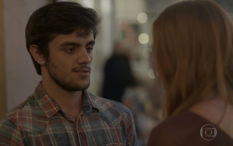 O ator Felipe Simas conversando, em cena como Jonatas na novela Totalmente Demais