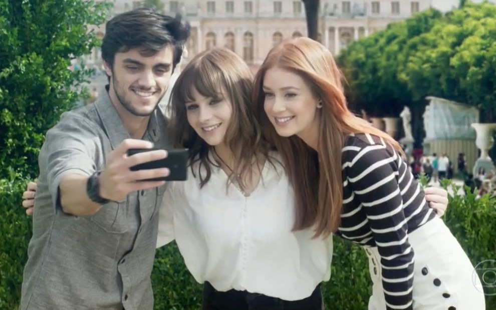 Os atores Felipe Simas e Marina Ruy Barbosa tiram selfie com a cantora Gabrielle Aplin em cena de Totalmente Demais