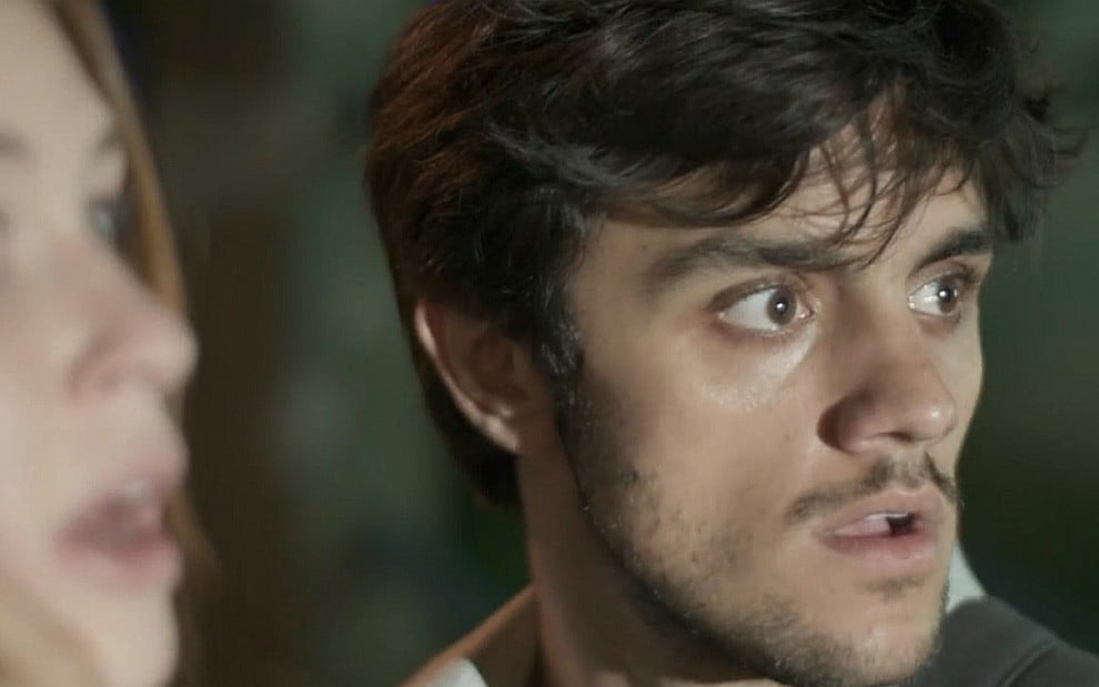 Jonatas (Felipe Simas) com olhar assustado em cena de Totalmente Demais