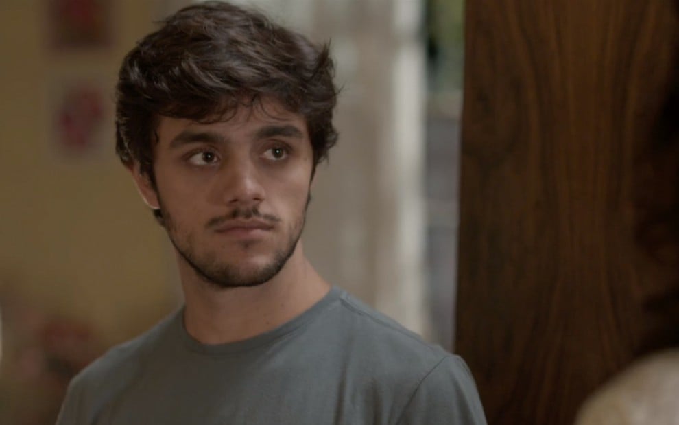 O ator Felipe Simas caracterizado como Jonatas em cena de Totalmente Demais