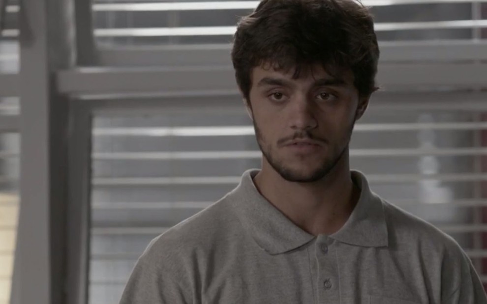 O ator Felipe Simas caracterizado como o Jonatas da novela Totalmente Demais, da TV Globo