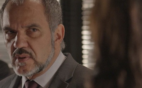 O ator Humberto Martins faz cara de bravo em cena de Totalmente Demais em que usa terno e gravata