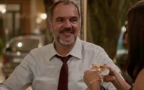 O ator Humberto Martins sorri em cena da novela Totalmente Demais caracterizado como Germano