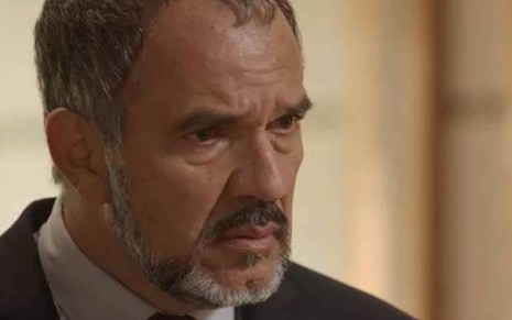 O ator Humberto Martins exibe semblante de incredulidade durante gravação de cena da novela Totalmente Demais como Germano