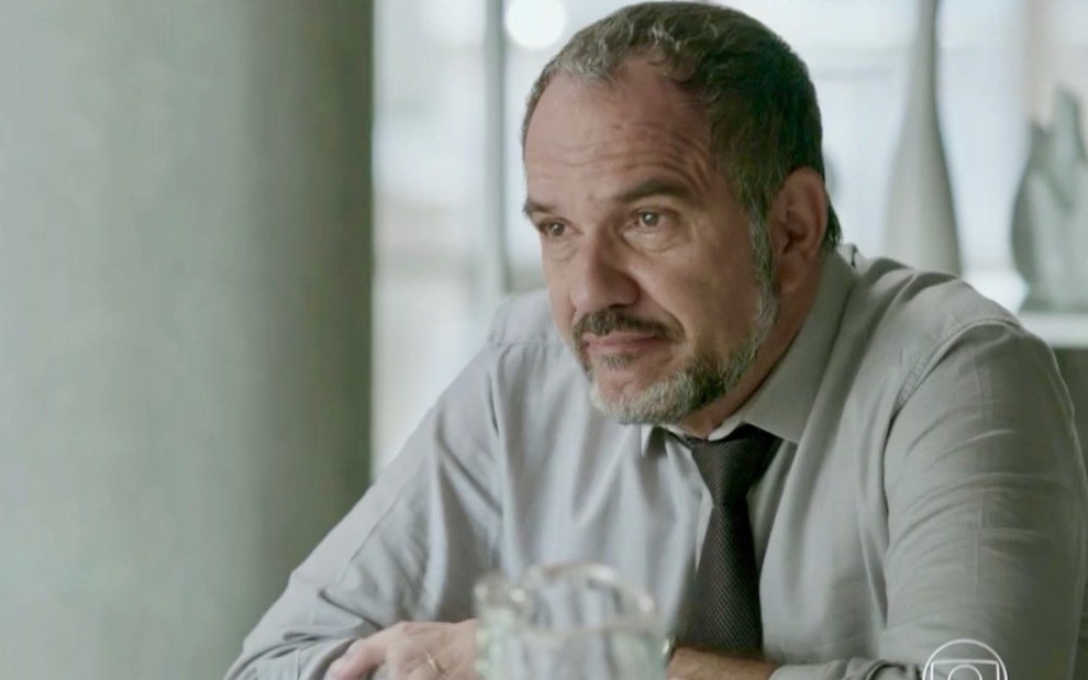 O ator Humberto Martins faz uma expressão de decepção em cena da novela Totalmente Demais como seu personagem Germano