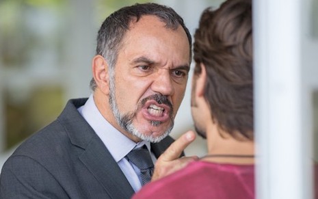 O ator Humberto Martins coloca o dedo na cara de Daniel Rocha em gravação de briga entre os personagens deles em Totalmente Demais