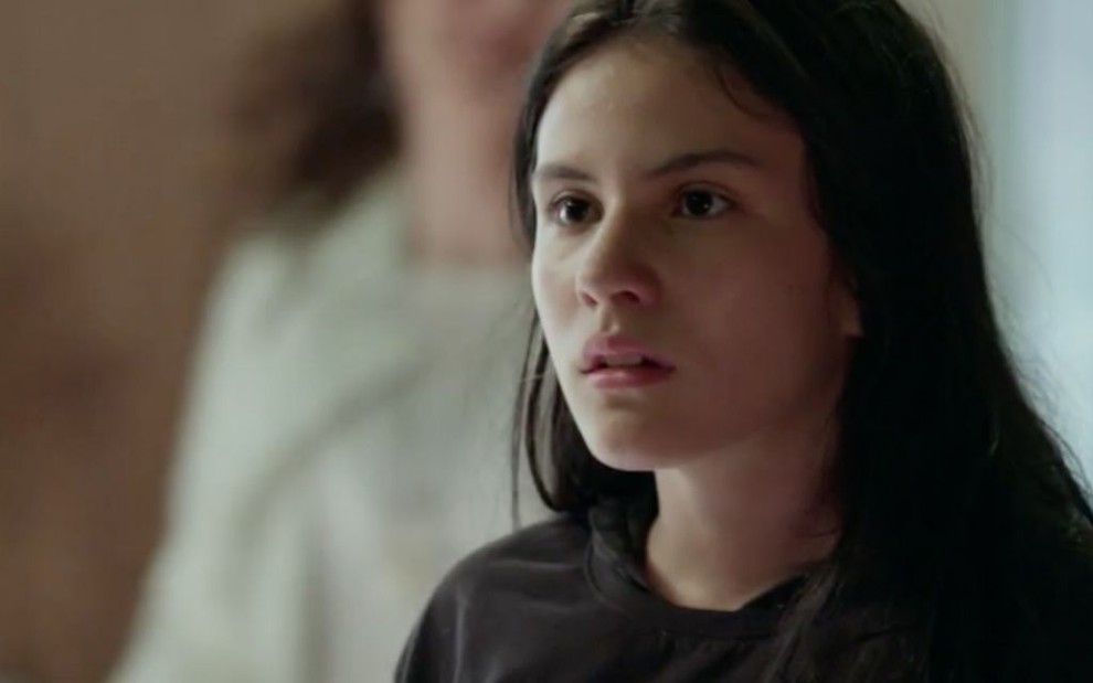 A atriz Giovanna Rispoli assustada como a personagem Jojô da novela Totalmente Demais, da Globo