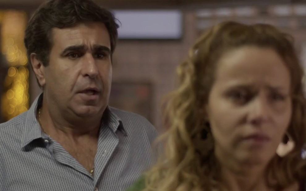 Orã Figueiredo e Leona Cavalli em cena de Totalmente Demais: casal olha para alguém fora do quadro