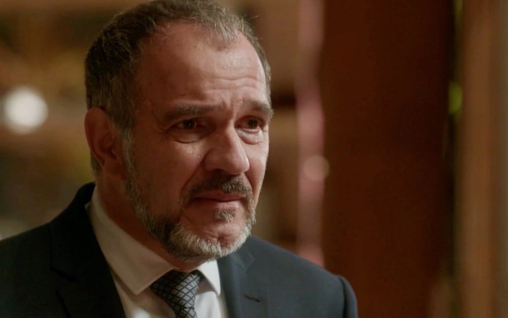 O ator Humberto Martins faz uma expressão de arrependimento e tristeza em cena da novela Totalmente Demais