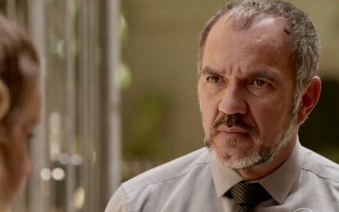 Leona Cavalli (à esquerda, quase fora do enquadramento) contracena com Humberto Martins na novela Totalmente Demais