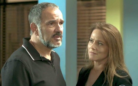 Germano (Humberto Martins) emocionado ao lado de Lili (Vivianne Pasmanter) em cena de Totalmente Demais
