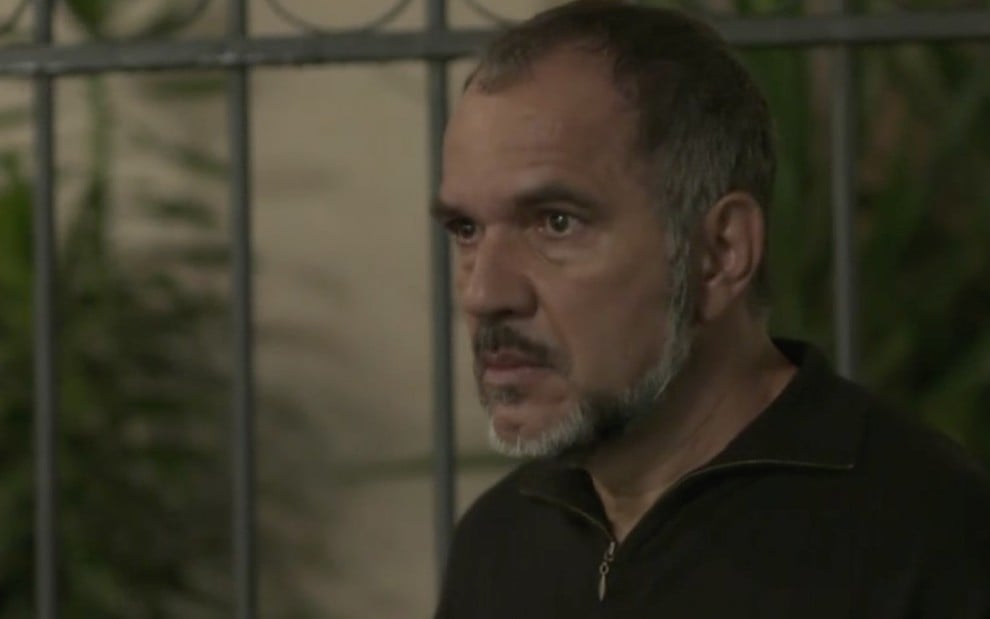 O ator Humberto Martins caracterizado como o personagem Germano em cena da novela Totalmente Demais