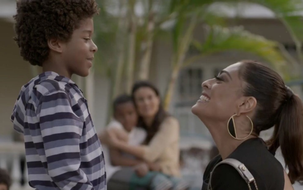 Os personagens Gabriel (Ícaro Zulu) e Carolina (Juliana Paes) se olham felizes em cena da novela Totalmente Demais, da Globo