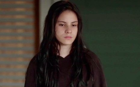 A atriz Giovanna Rispoli, de camiseta preta e olhar cabisbaixo, em cena de Totalmente Demais como sua personagem Jojô