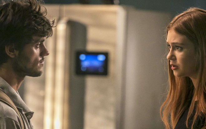 Felipe Simas olha fixamente para Marina Ruy Barbosa, que faz uma expressão triste em gravação de cena de Totalmente Demais
