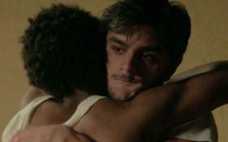 O ator Juan Paiva (de costas) se segura no colega de elenco Felipe Simas durante gravação da novela Totalmente Demais