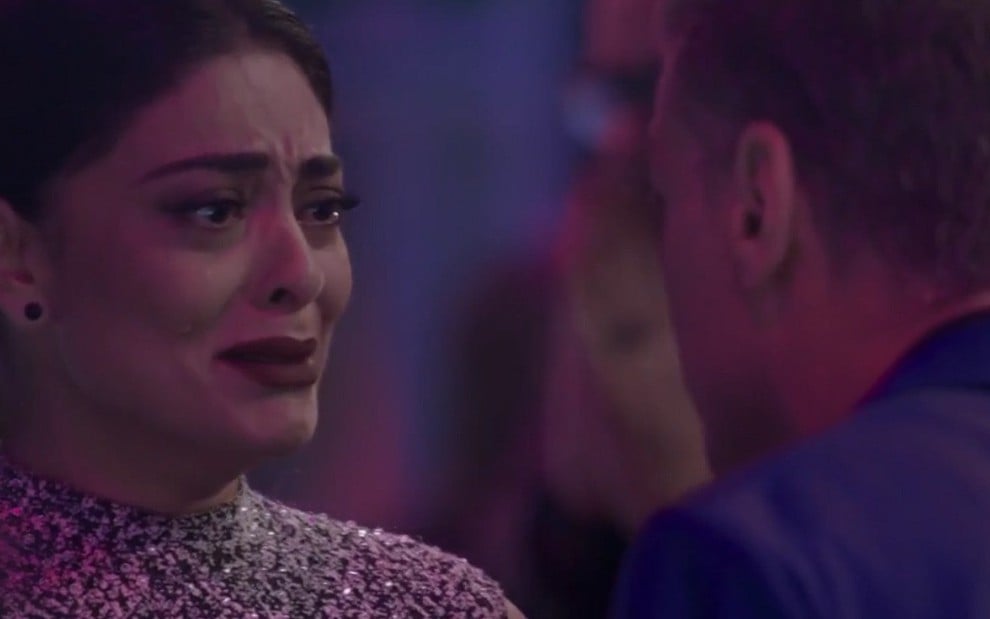 Carolina (Juliana Paes) chorando diante de Arthur (Fabio Assunção) em cena de Totalmente Demais