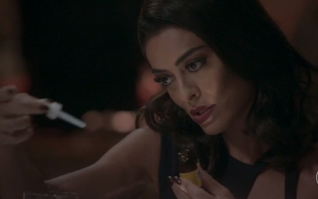 Carolina (Juliana Paes) coloca sonífero na bebida da rival em cena de Totalmente Demais
