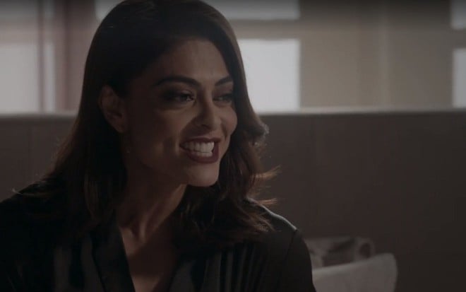 Carolina (Juliana Paes) sorri com os dentes cerrados em cena de Totalmente Demais