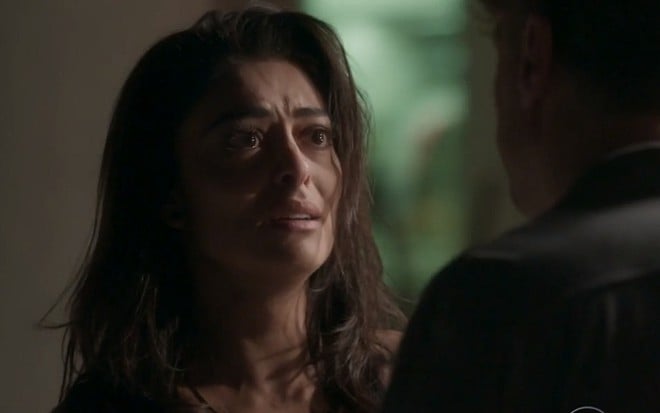 Carolina (Juliana Paes) chorando diante de Arthur (Fabio Assunção) em cena de Totalmente Demais