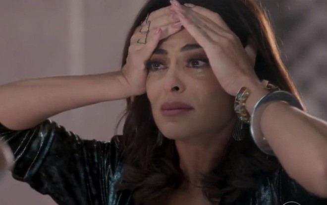 Carolina (Juliana Paes) chora com as mãos na cabeça em cena de Totalmente Demais