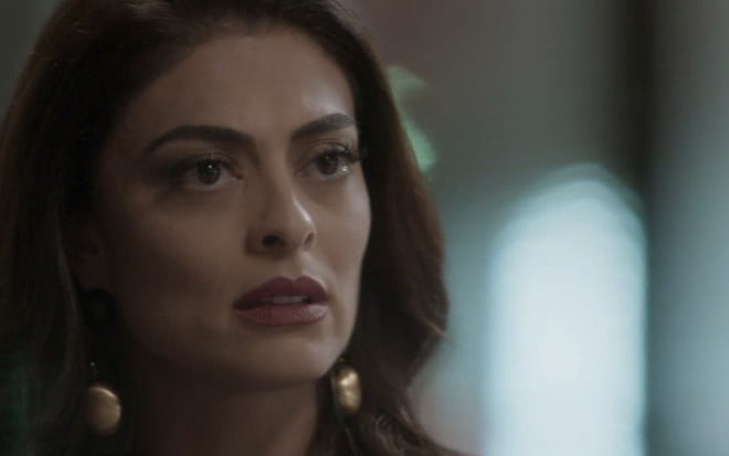 A atriz Juliana Paes caracterizada como a Carolina em cena de Totalmente Demais