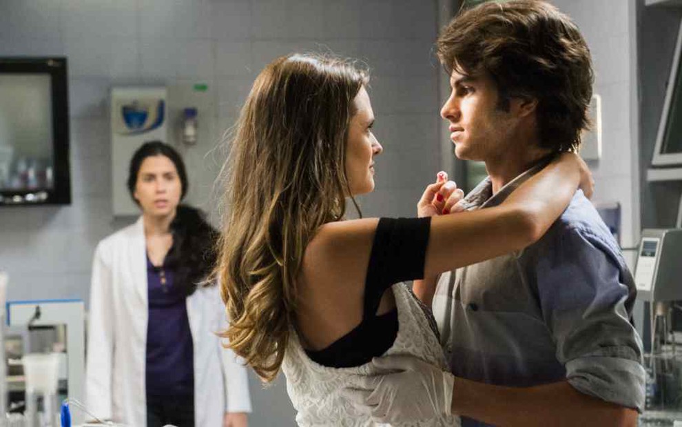 Cassandra (Juliana Paiva) agarra Fabinho (Daniel Blanco) e é flagrada por Débora (Olivia Torres) em cena de Totalmente Demais